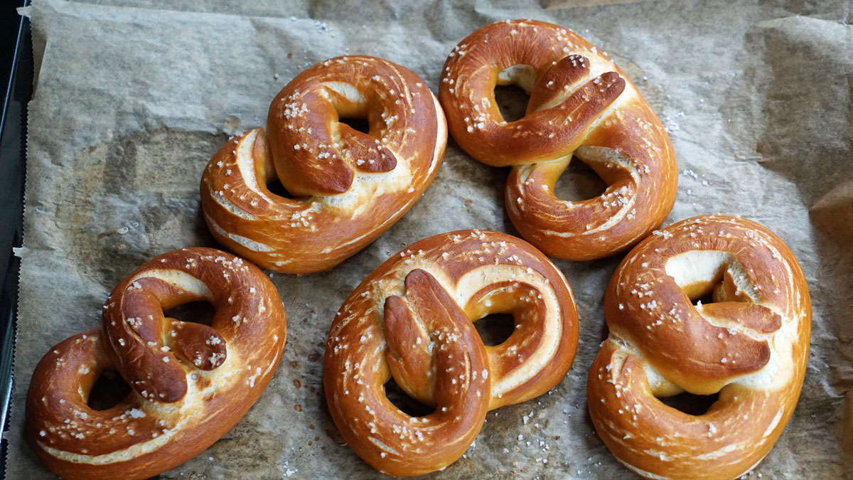 Laugenbrezeln, Laugengebäck - einfach selbst backen mit diesem Rezept